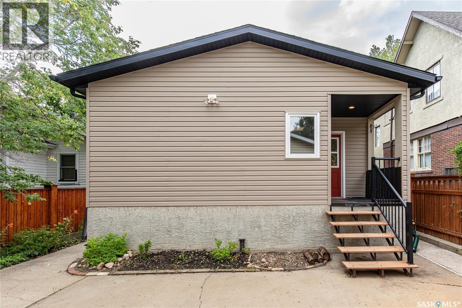 1037 Chestnut Avenue, Moose Jaw, SK - Outdoor