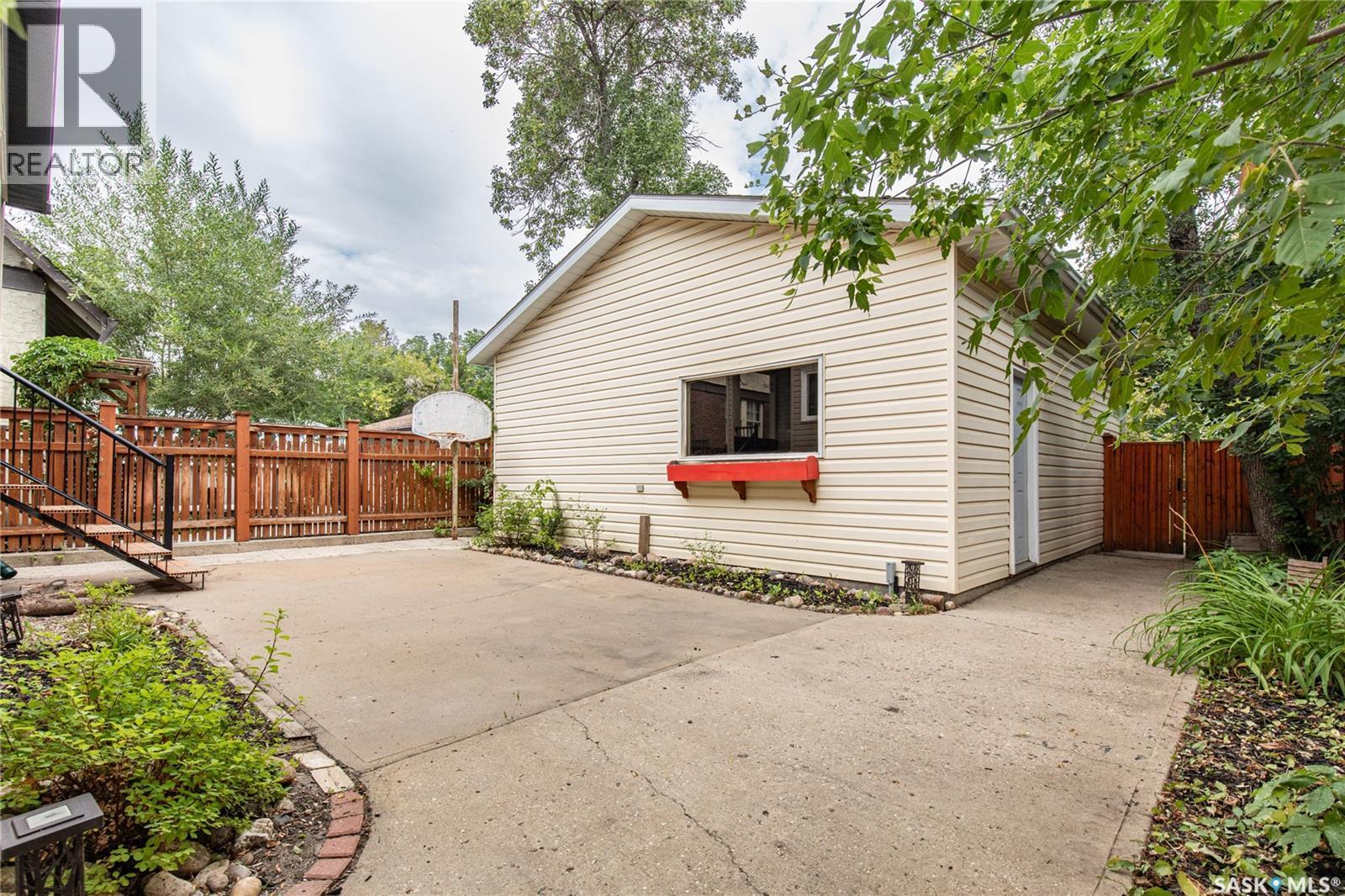 1037 Chestnut Avenue, Moose Jaw, SK - Outdoor With Exterior