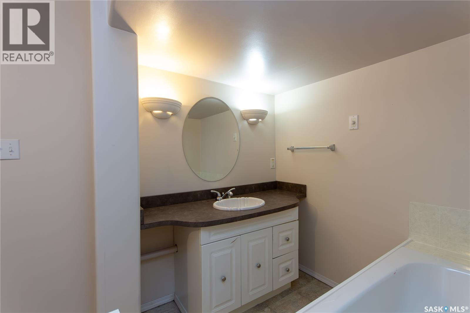141 19Th Street, Battleford, SK - Indoor Photo Showing Bathroom