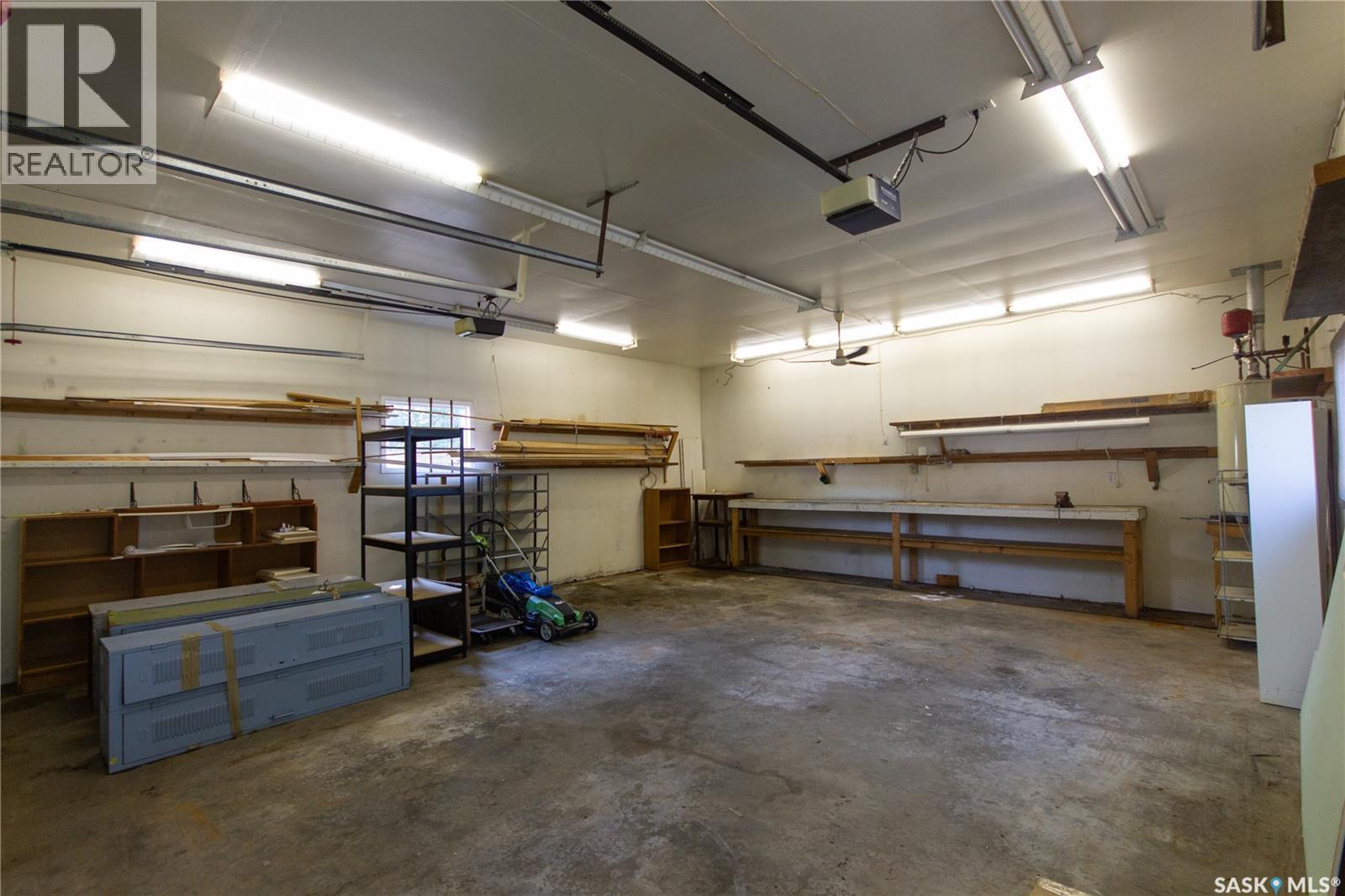 141 19Th Street, Battleford, SK - Indoor Photo Showing Garage