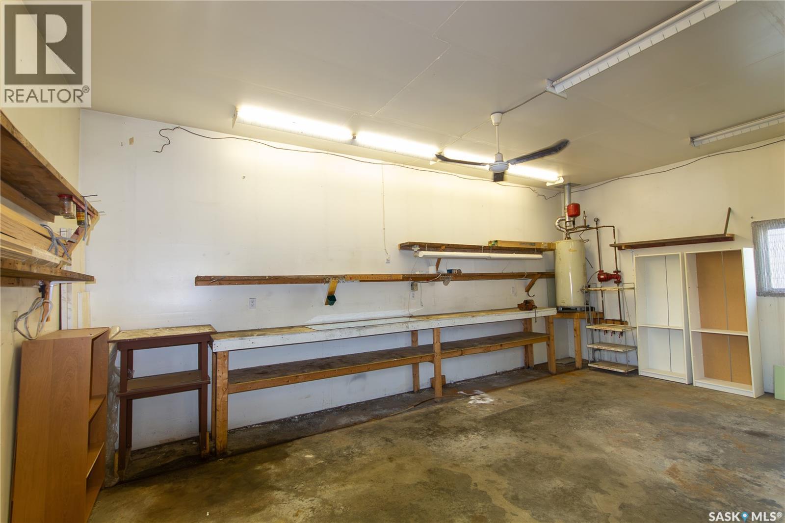 141 19Th Street, Battleford, SK - Indoor Photo Showing Garage