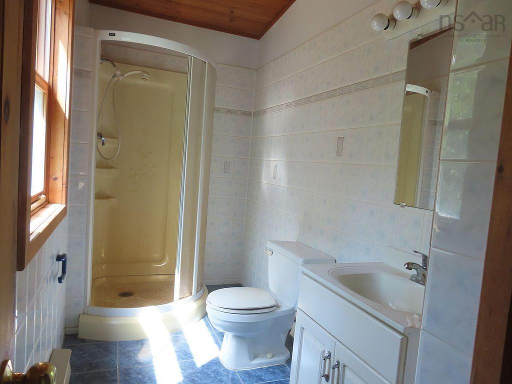 5875 West Bay Road, Roberta, NS - Indoor Photo Showing Bathroom