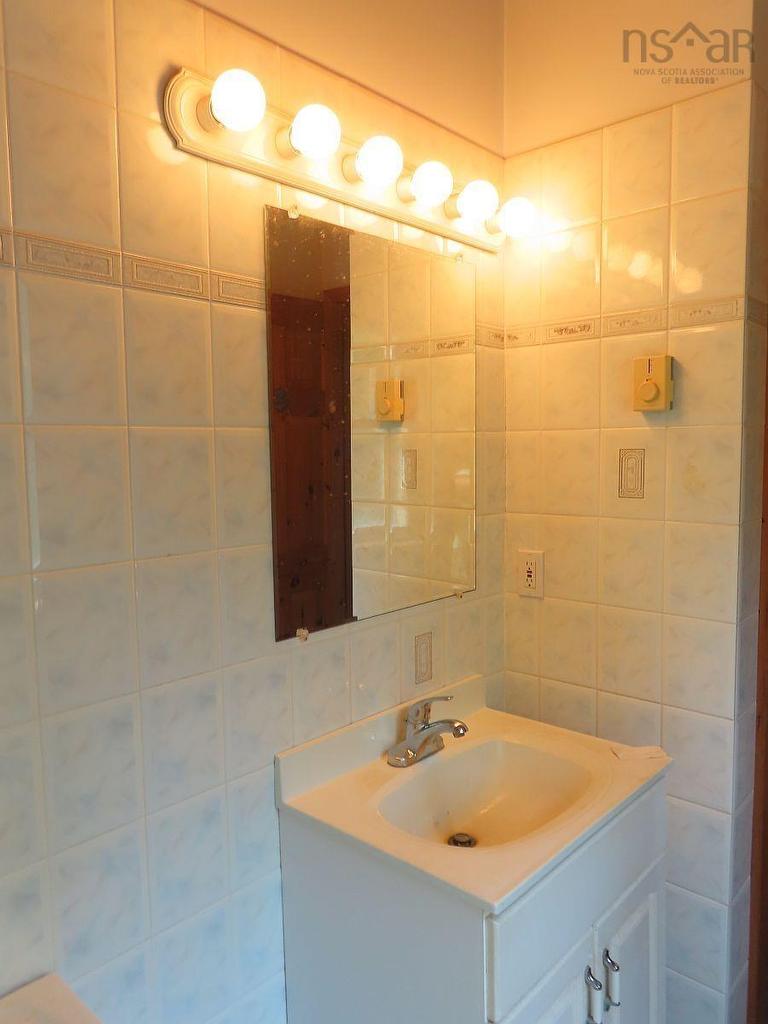 5875 West Bay Road, Roberta, NS - Indoor Photo Showing Bathroom