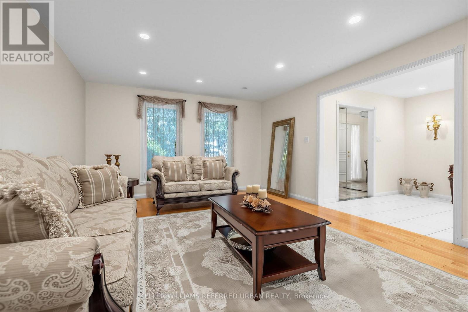 7 Chipstead Road, Toronto, ON - Indoor Photo Showing Living Room