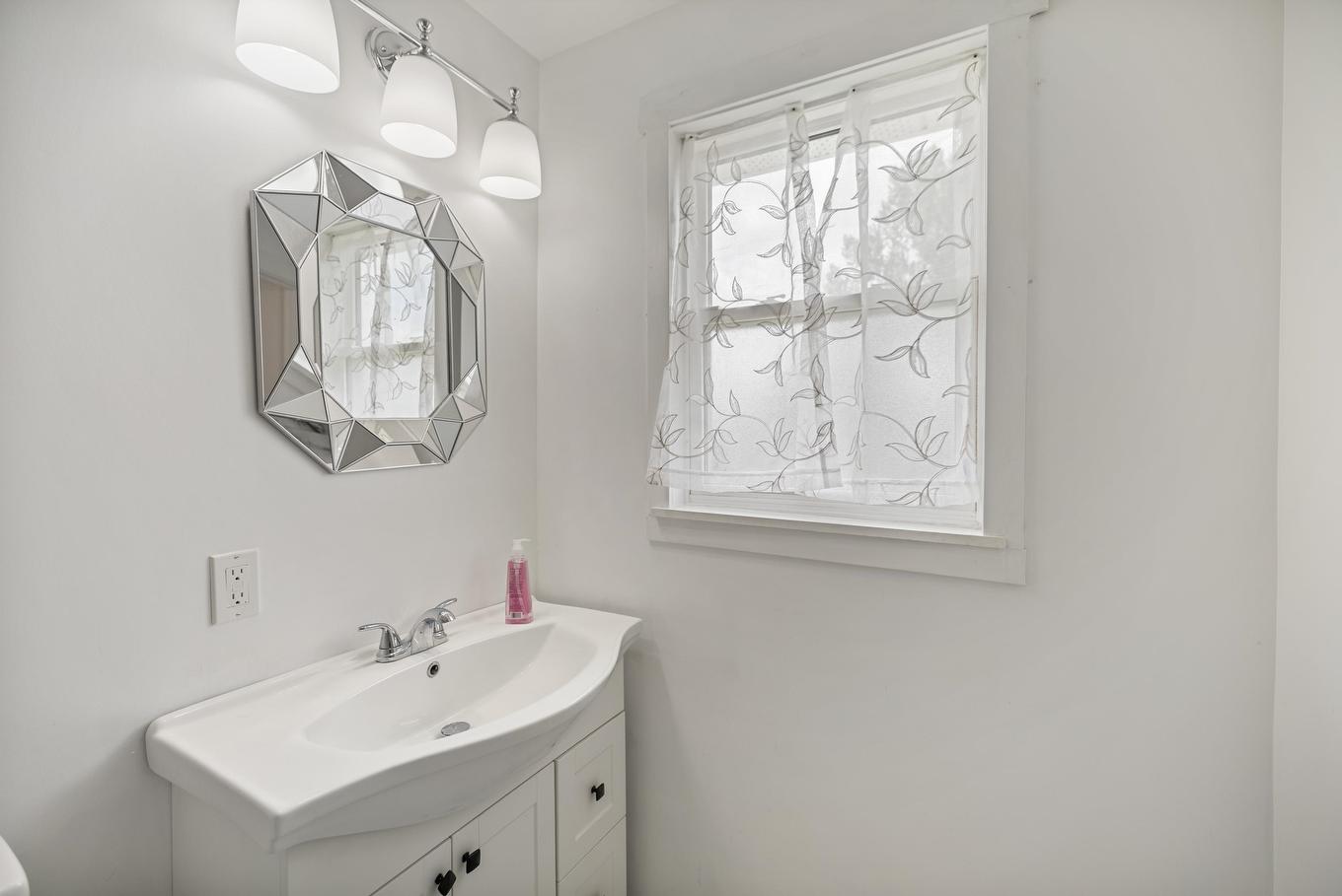 50 Andrews Court, Charlottetown, PE - Indoor Photo Showing Bathroom