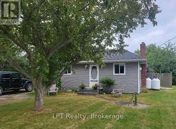 17 BAY AVENUE Prince Edward County (Ameliasburg Ward), ON K0K 1T0