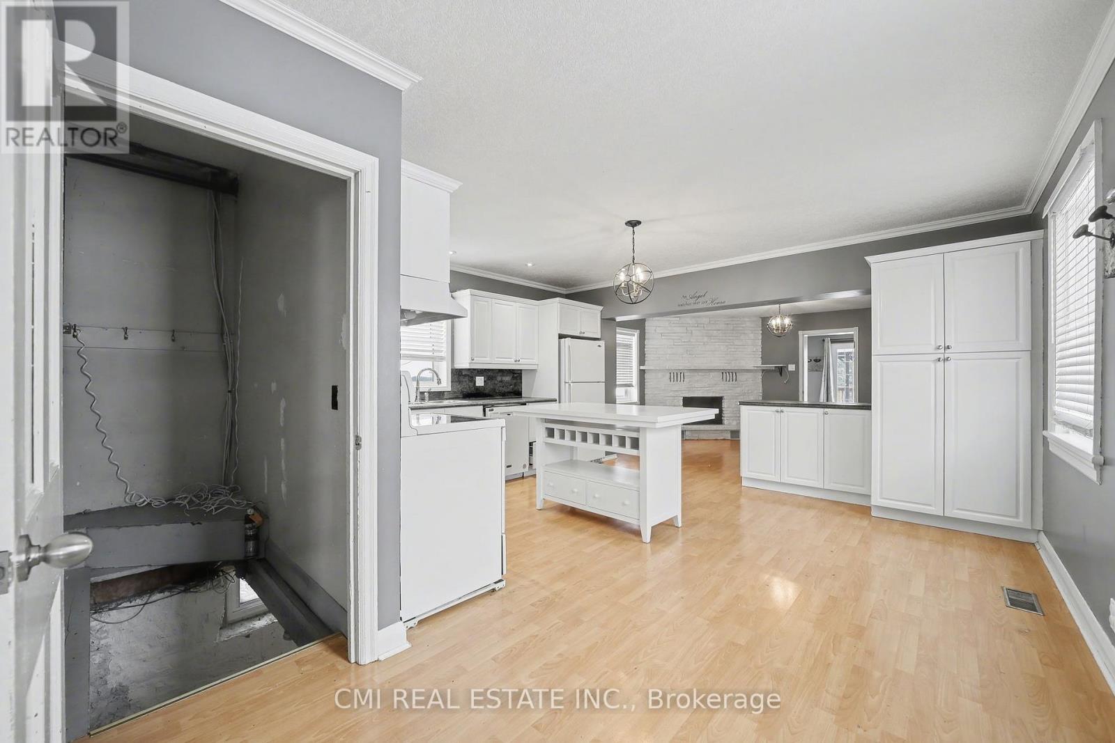 76 Main Street E, Mapleton, ON - Indoor Photo Showing Other Room