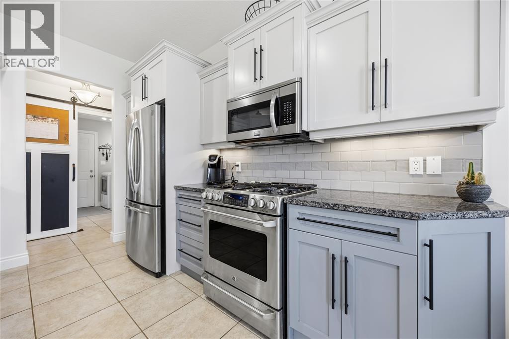 301 Eagle Way, Sarnia, ON - Indoor Photo Showing Kitchen With Stainless Steel Kitchen With Upgraded Kitchen