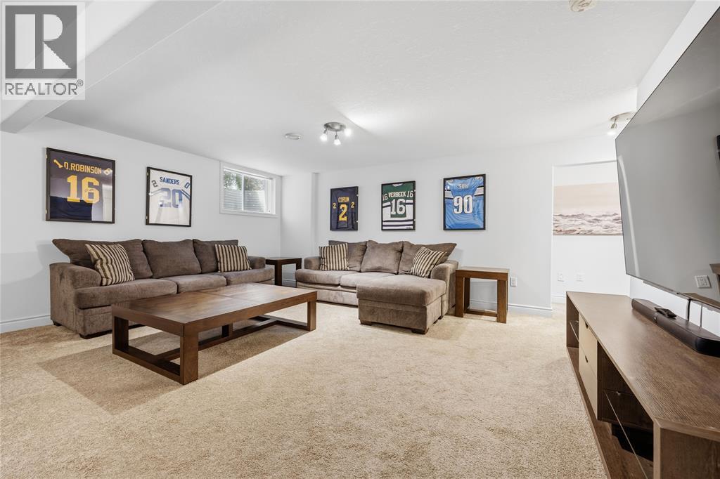 301 Eagle Way, Sarnia, ON - Indoor Photo Showing Living Room