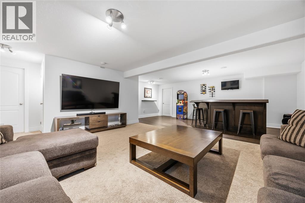 301 Eagle Way, Sarnia, ON - Indoor Photo Showing Living Room