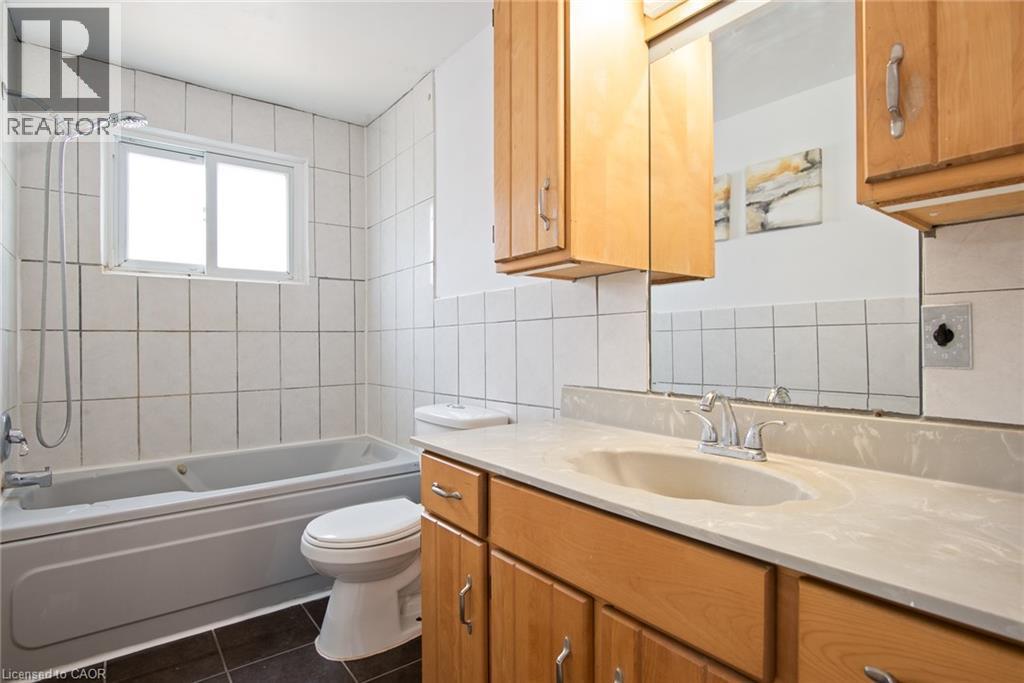 87 Christopher Drive, Waterloo, ON - Indoor Photo Showing Bathroom