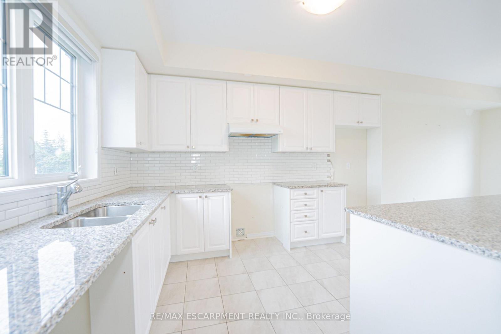 41 Utter Place, Hamilton, ON - Indoor Photo Showing Kitchen With Double Sink With Upgraded Kitchen