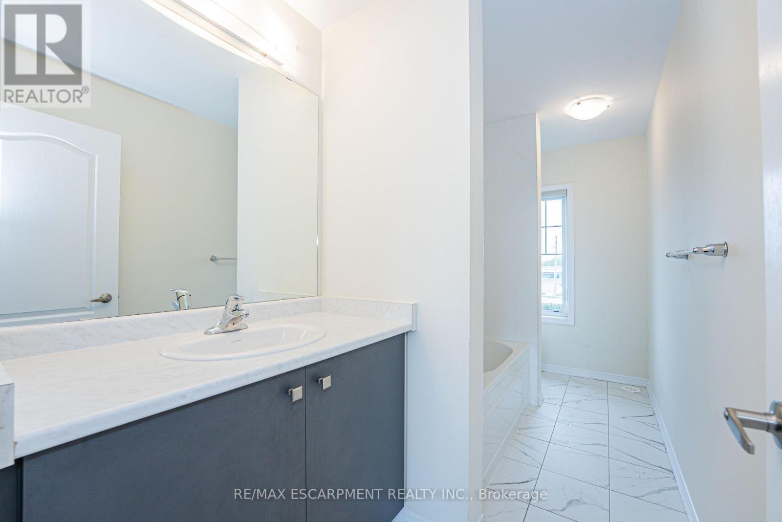41 Utter Place, Hamilton, ON - Indoor Photo Showing Bathroom