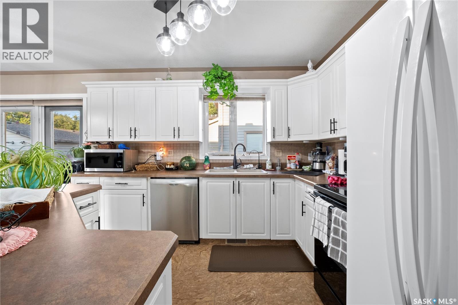 405 4Th Avenue Ne, Moose Jaw, SK - Indoor Photo Showing Kitchen