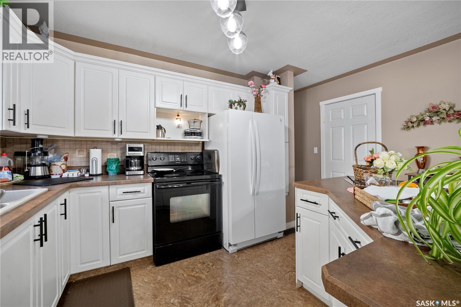 405 4Th Avenue Ne, Moose Jaw, SK - Indoor Photo Showing Kitchen