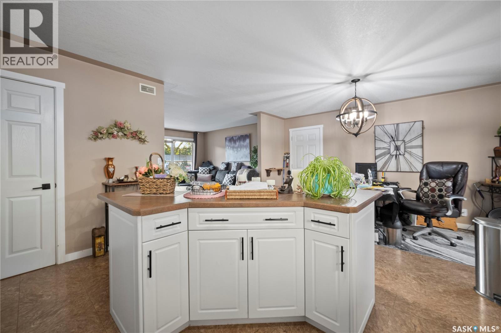 405 4Th Avenue Ne, Moose Jaw, SK - Indoor