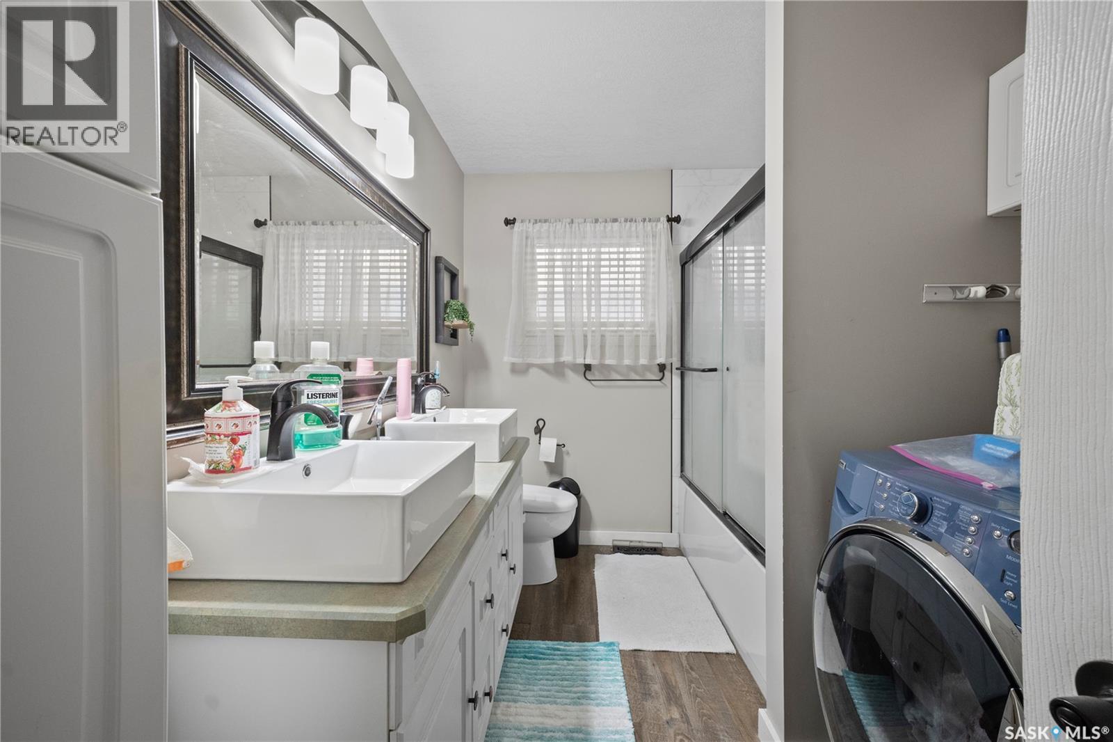 405 4Th Avenue Ne, Moose Jaw, SK - Indoor Photo Showing Laundry Room