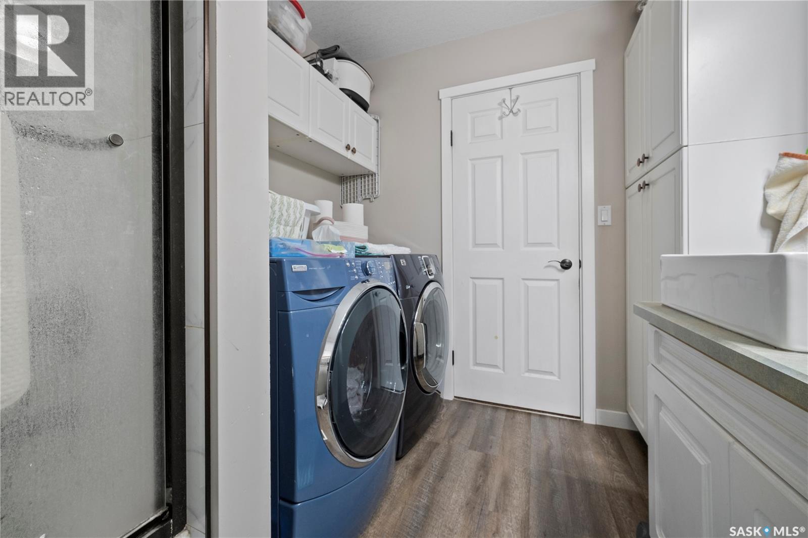 405 4Th Avenue Ne, Moose Jaw, SK - Indoor Photo Showing Laundry Room