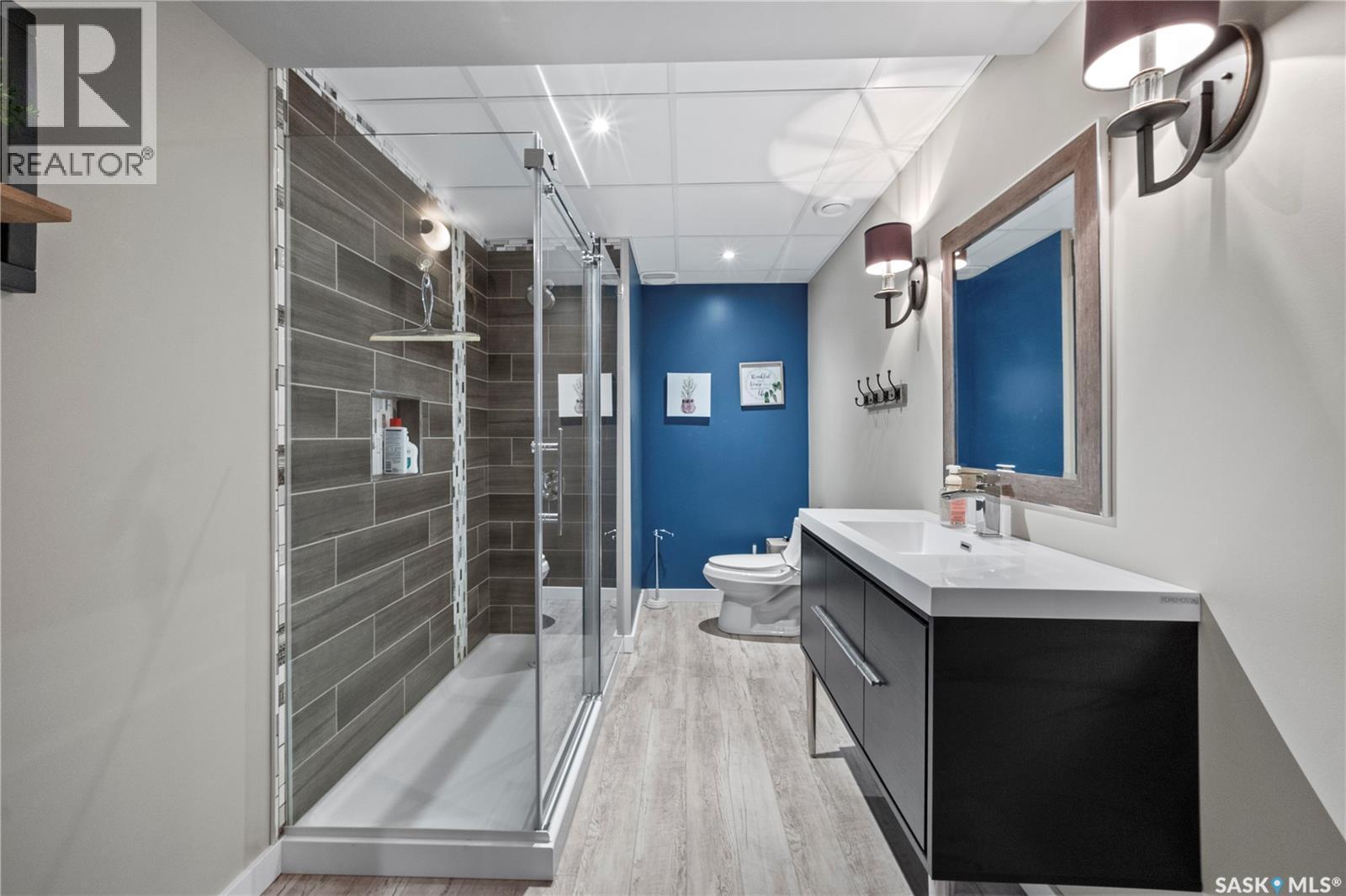 405 4Th Avenue Ne, Moose Jaw, SK - Indoor Photo Showing Bathroom