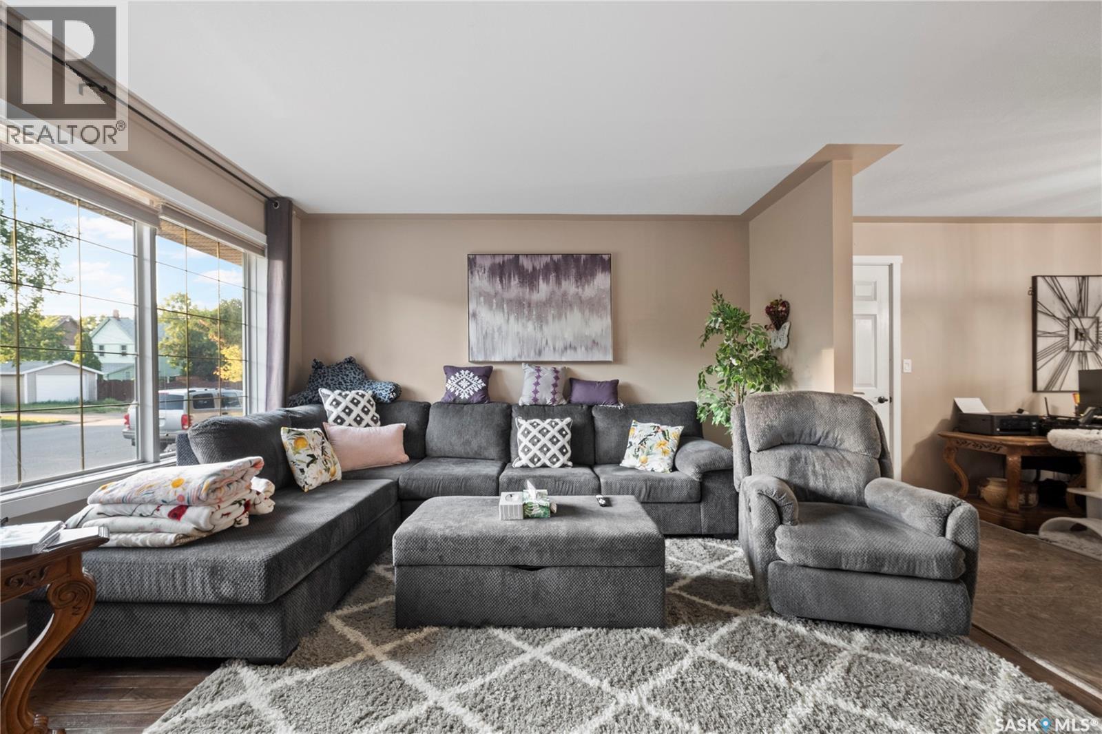 405 4Th Avenue Ne, Moose Jaw, SK - Indoor Photo Showing Living Room