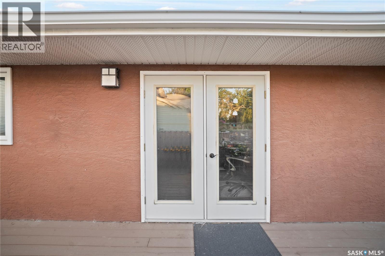 405 4Th Avenue Ne, Moose Jaw, SK - Outdoor With Exterior