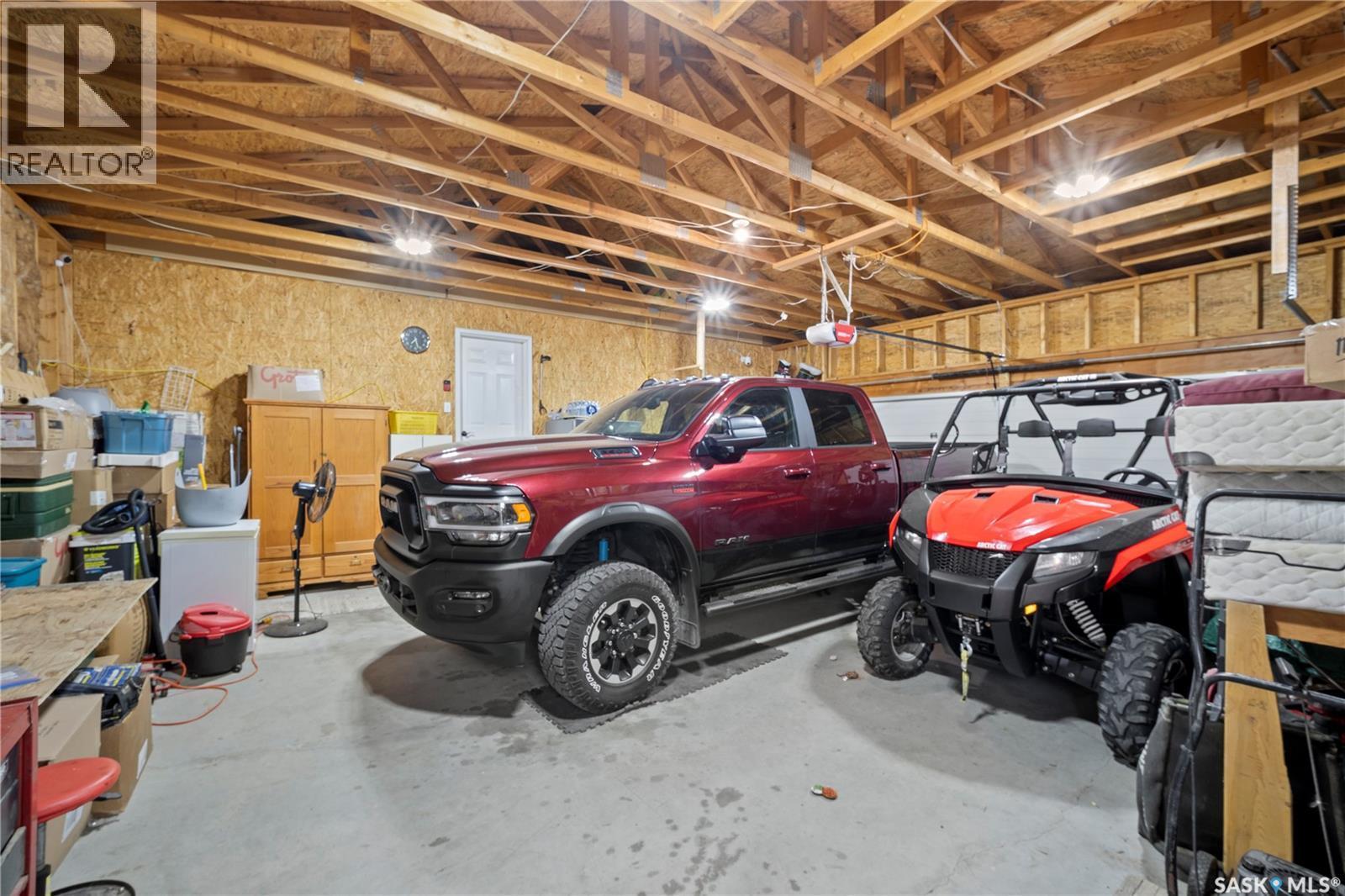 405 4Th Avenue Ne, Moose Jaw, SK - Indoor Photo Showing Garage