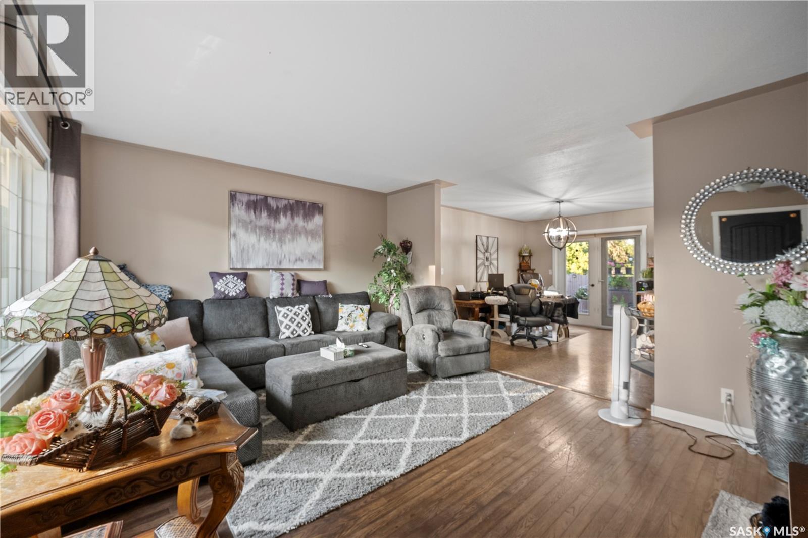 405 4Th Avenue Ne, Moose Jaw, SK - Indoor Photo Showing Living Room