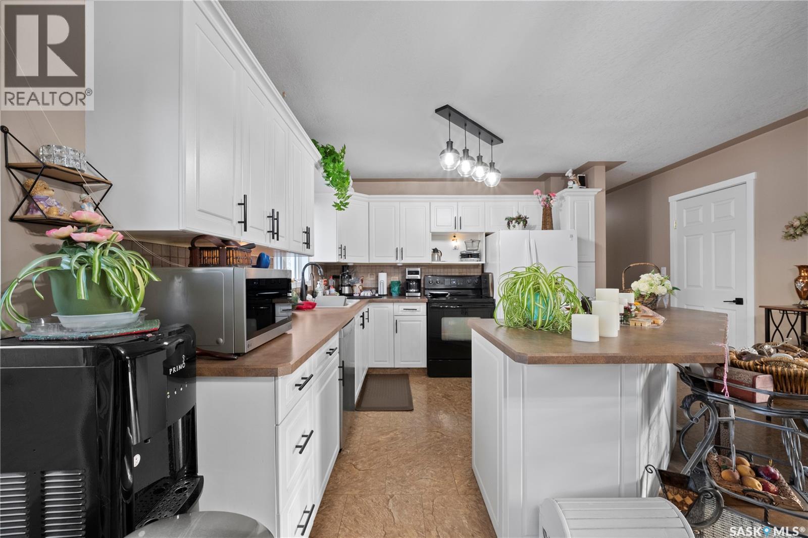 405 4Th Avenue Ne, Moose Jaw, SK - Indoor Photo Showing Kitchen