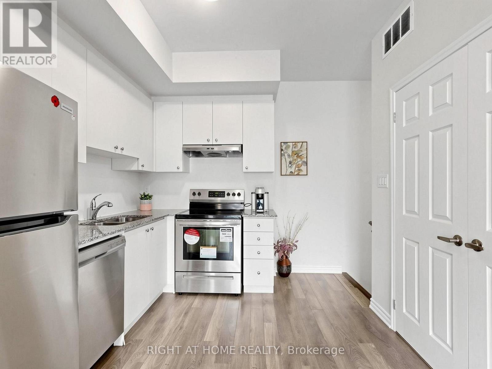 129 - 1081 Danforth Road, Toronto, ON - Indoor Photo Showing Kitchen With Stainless Steel Kitchen
