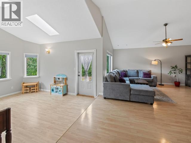 27 12Th Avenue, Whitehorse, YT - Indoor Photo Showing Living Room