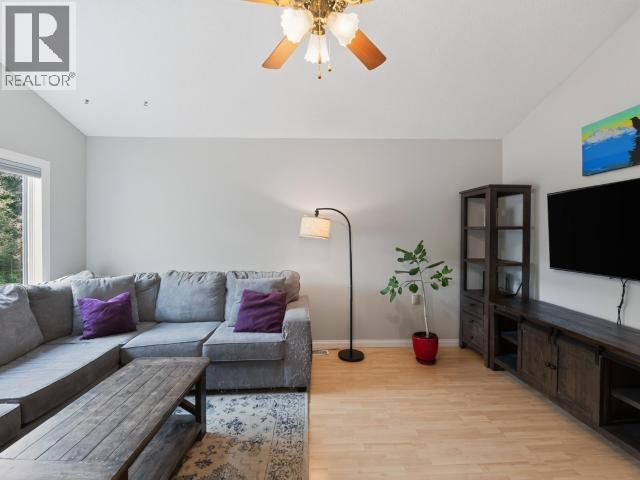 27 12Th Avenue, Whitehorse, YT - Indoor Photo Showing Living Room