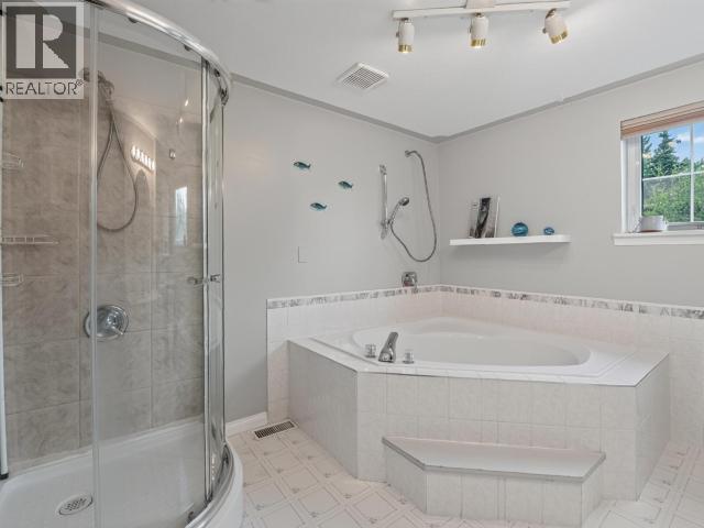 27 12Th Avenue, Whitehorse, YT - Indoor Photo Showing Bathroom