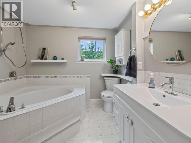 27 12Th Avenue, Whitehorse, YT - Indoor Photo Showing Bathroom