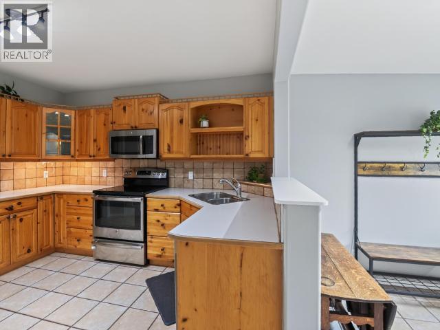 27 12Th Avenue, Whitehorse, YT - Indoor Photo Showing Kitchen With Double Sink