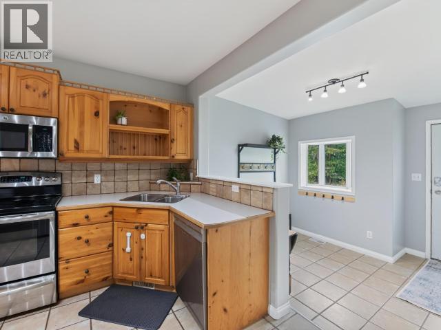 27 12Th Avenue, Whitehorse, YT - Indoor Photo Showing Kitchen With Double Sink