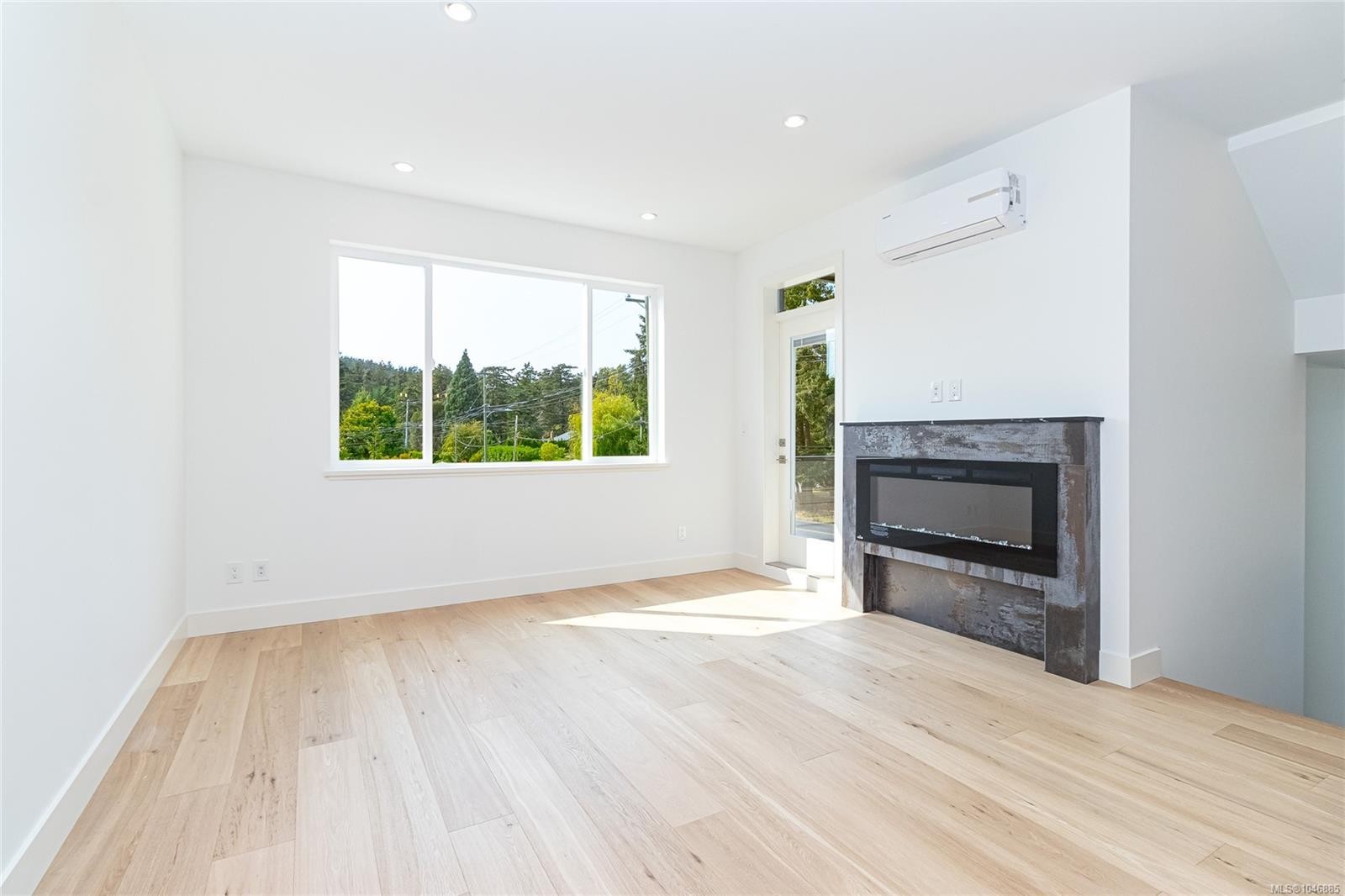 #1-1559 Ash Rd, Saanich, BC
