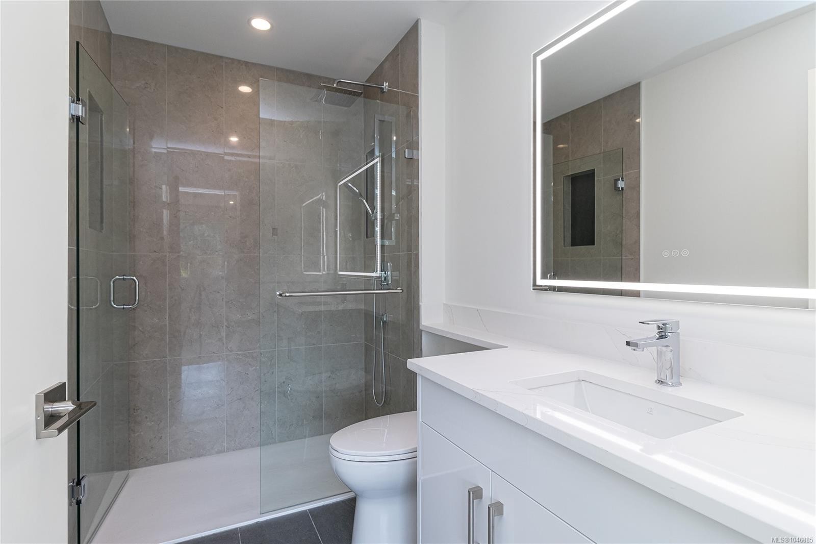 #1-1559 Ash Rd, Saanich, BC