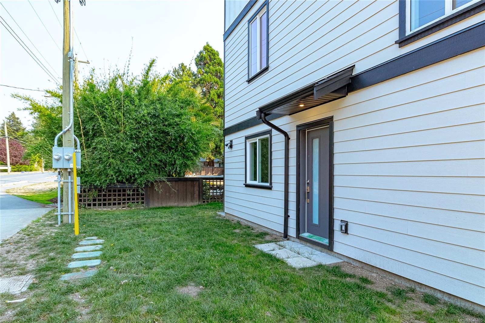 #1-1559 Ash Rd, Saanich, BC