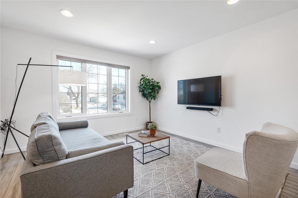 262 Rutland Street, Winnipeg, MB - Indoor Photo Showing Living Room