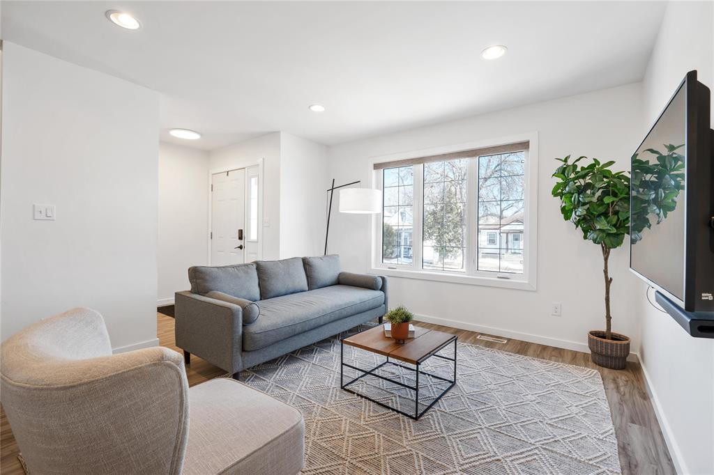 262 Rutland Street, Winnipeg, MB - Indoor Photo Showing Living Room