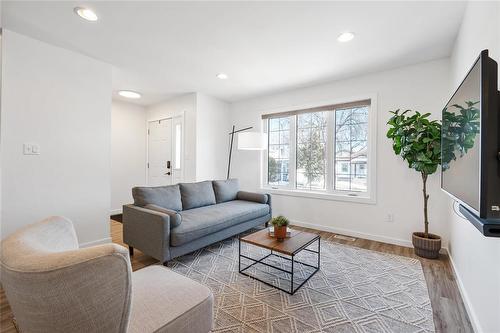 262 Rutland Street, Winnipeg, MB - Indoor Photo Showing Living Room