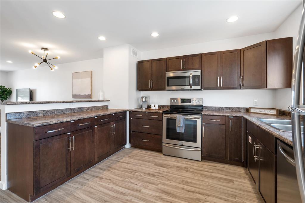 262 Rutland Street, Winnipeg, MB - Indoor Photo Showing Kitchen With Double Sink