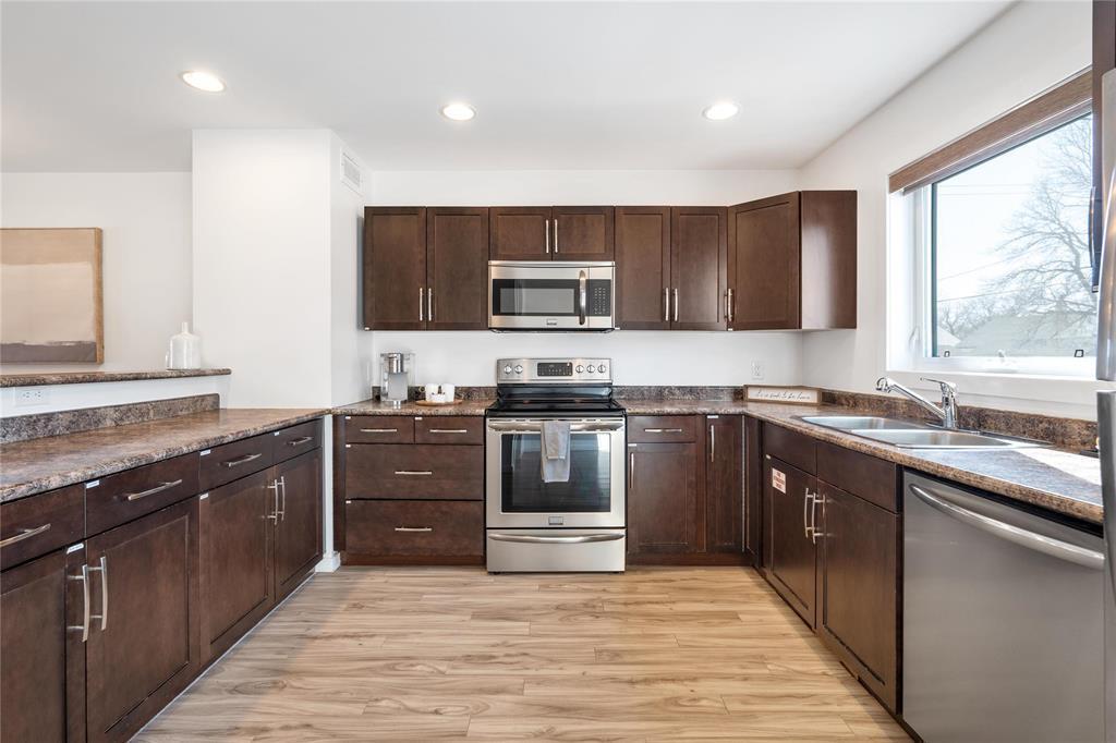 262 Rutland Street, Winnipeg, MB - Indoor Photo Showing Kitchen With Double Sink