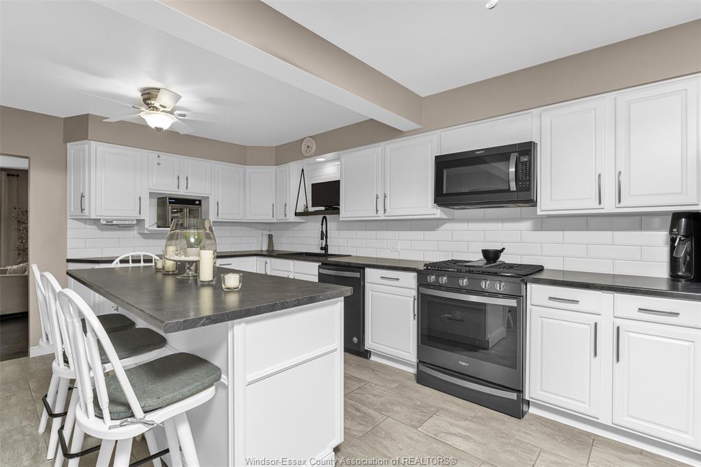 351 Superior Street, Lasalle, ON - Indoor Photo Showing Kitchen With Upgraded Kitchen