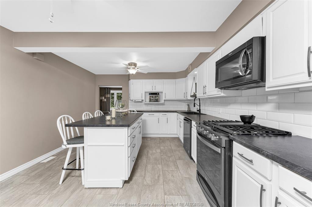 351 Superior Street, Lasalle, ON - Indoor Photo Showing Kitchen With Upgraded Kitchen