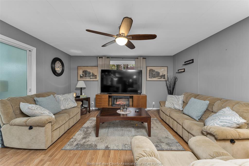 351 Superior Street, Lasalle, ON - Indoor Photo Showing Living Room