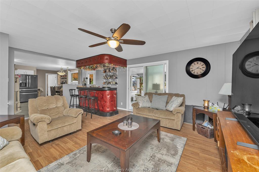 351 Superior Street, Lasalle, ON - Indoor Photo Showing Living Room