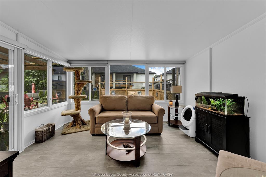 351 Superior Street, Lasalle, ON - Indoor Photo Showing Living Room