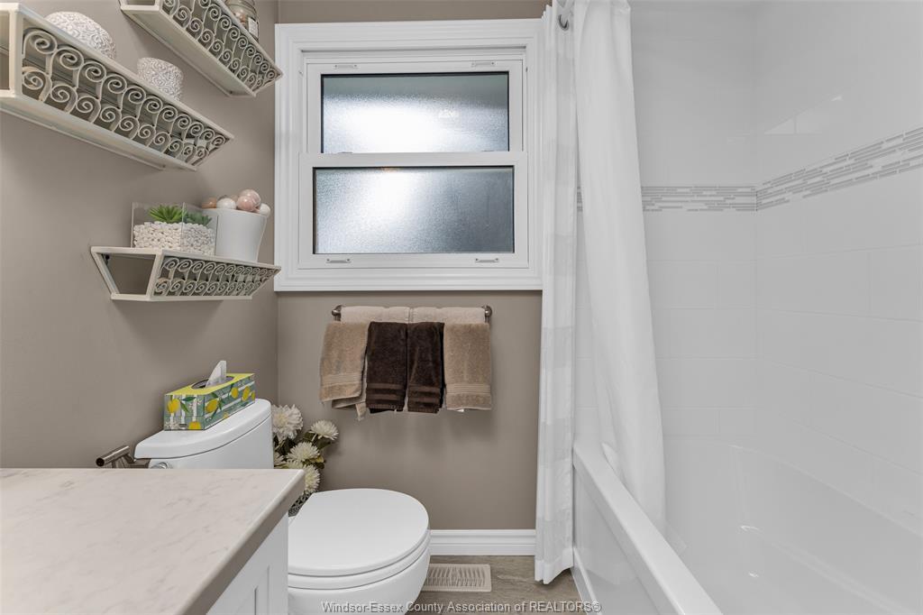 351 Superior Street, Lasalle, ON - Indoor Photo Showing Bathroom