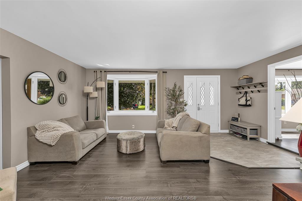 351 Superior Street, Lasalle, ON - Indoor Photo Showing Living Room
